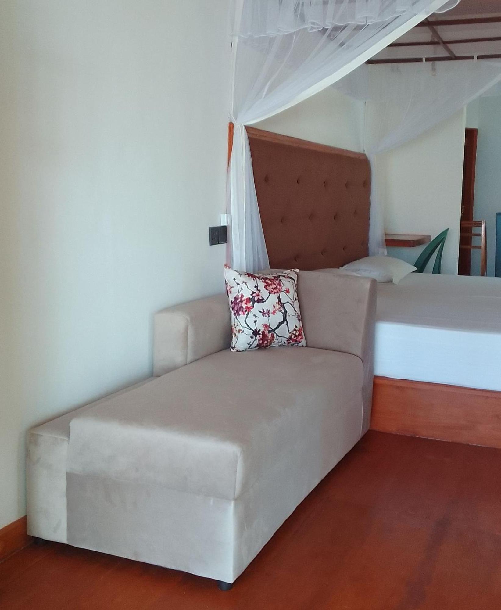 Thusara Guesthouse Mirissa Buitenkant foto