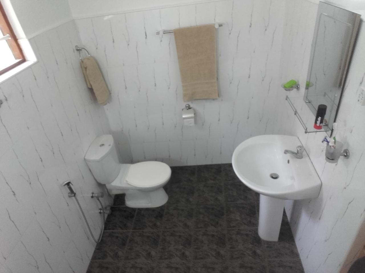 Thusara Guesthouse Mirissa Buitenkant foto